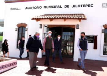 Del Mazo entrega más de 840 títulos de propiedad a familias mexiquenses