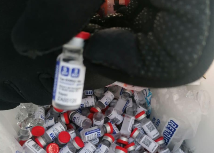 Aduanas y Ejército decomisan vacunas SPUTNIK V en aeronave en aduana de Campeche