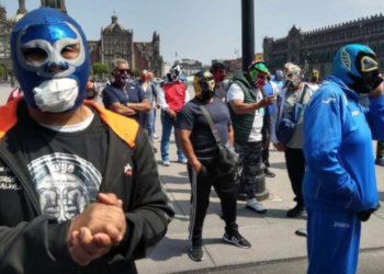 Luchadores se manifiestan frente a Palacio Nacional