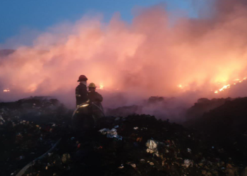 Alcalde de Mitla se une a la lucha contra incendio en relleno sanitario
