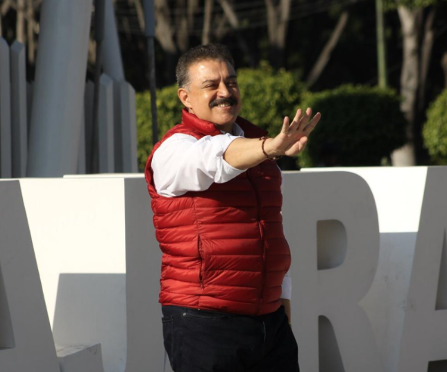 Carlos Lomelí gana encuesta de Morena para competir por Guadalajara
