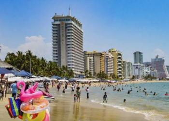 Turistas ignoran medidas anti COVID-19 en Acapulco