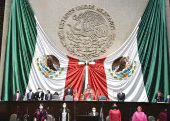 Diputados guardan minuto de silencio en memoria de 13 policías del Edomex