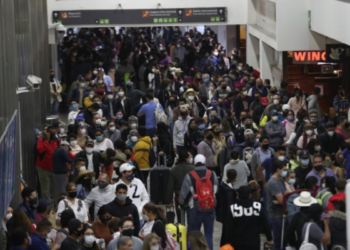 Aeropuerto capitalino, abarrotado por viajeros ante el inicio de Semana Santa