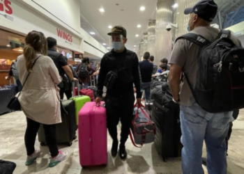 Aeropuerto capitalino, abarrotado por viajeros ante el inicio de Semana Santa
