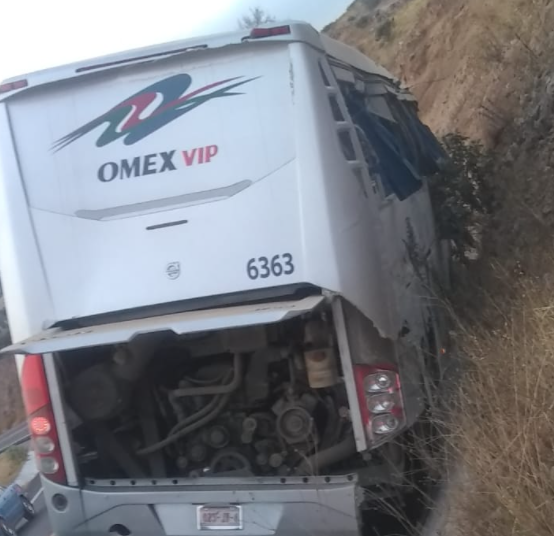 Fallecen siete personas en accidente de autobús en Acambay