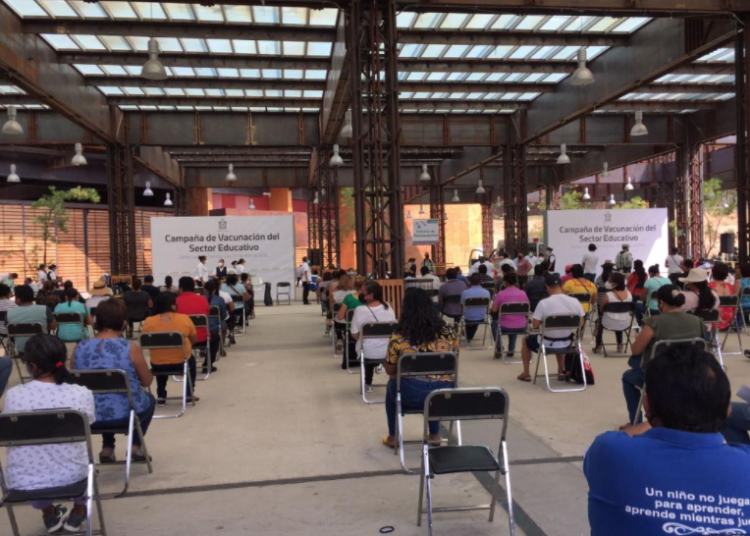 Vacunan a personal educativo en municipios de Oaxaca