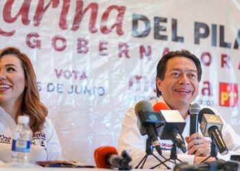 Marina del Pilar Ávila, candidata a la gubernatura de Baja California y Mario Delgado, presidente nacional de Morena en conferencia de prensa. Foto: Especial.