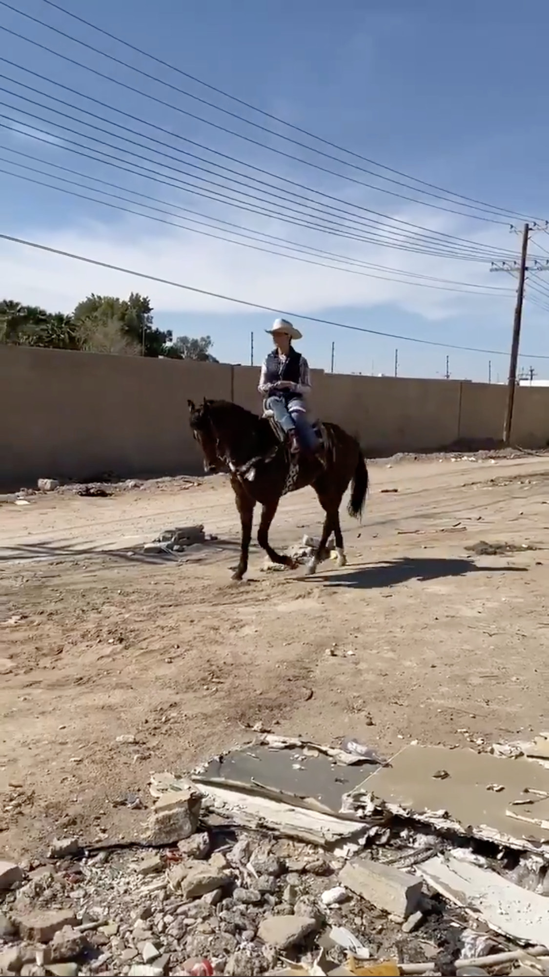 Lupita Jones a caballo