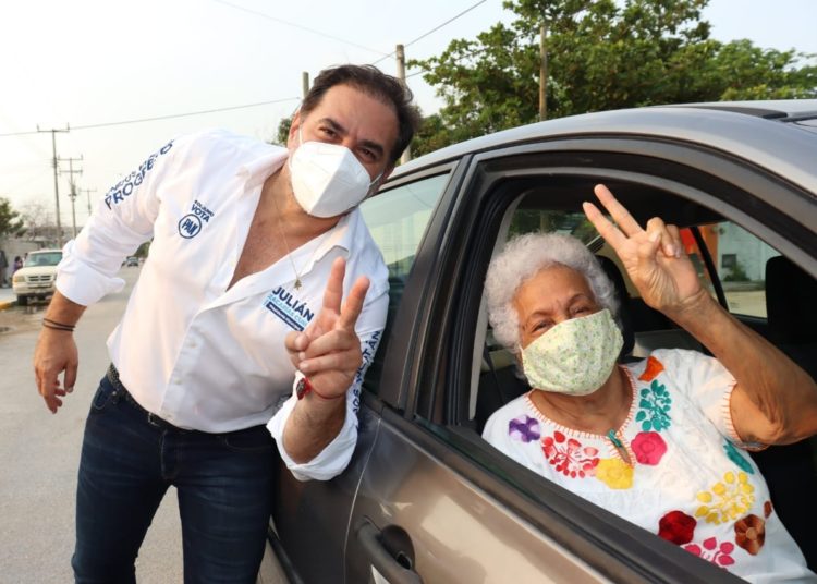 Julián Zacarías hace campaña al estilo Luis Miguel en Progreso