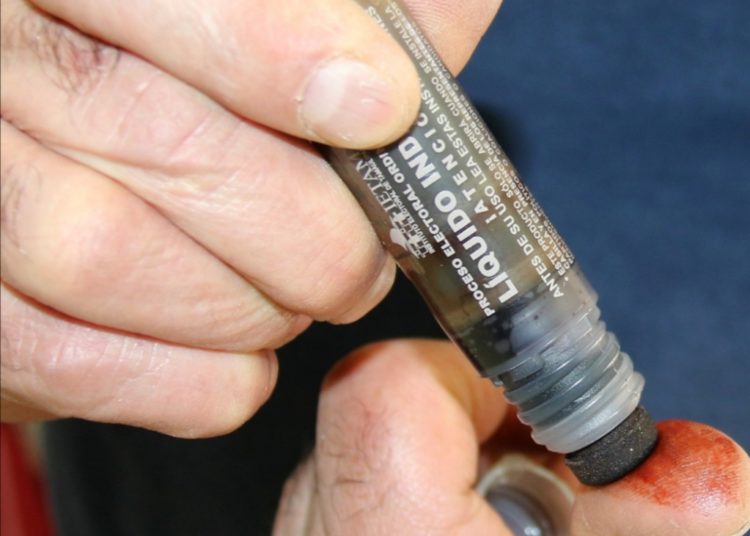 Entrega IPN al INE producción del pigmentador indeleble para la elección de junio