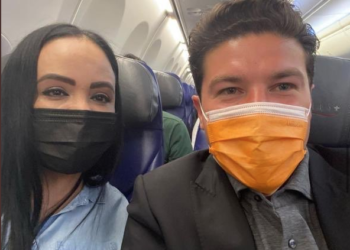 Presume Samuel García foto con esposa del responsable de masacre del Casino Royal