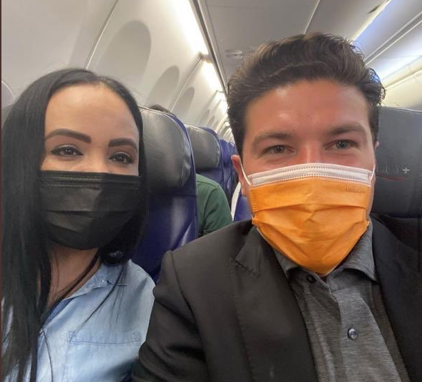 Presume Samuel García foto con esposa del responsable de masacre del Casino Royal