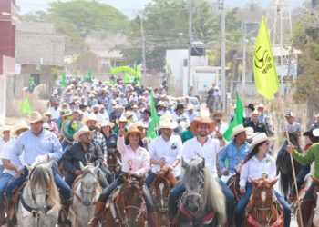 Cientos cabalgan con Luis Munguía por la renovación de Puerto Vallarta