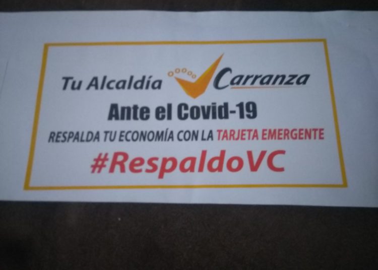 Con total impunidad, la morenista Evelyn Parra reparte tarjetas por votos