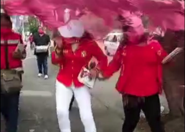 Lanzan cubeta de pintura a candidata del PRI en Naucalpan