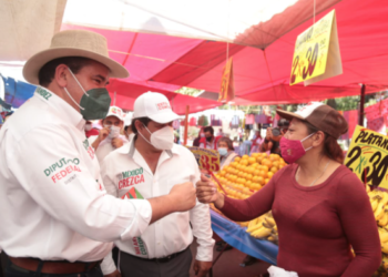 Alejandro Fernández ofrece a vecinos de Otumba oportunidades de crecimiento