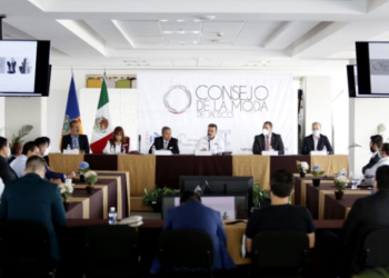 Carlos Lomelí tiende mano a industriales de la Moda de Jalisco