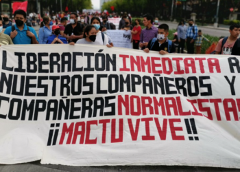 Normalistas protestan en Palacio de Gobierno de Chiapas