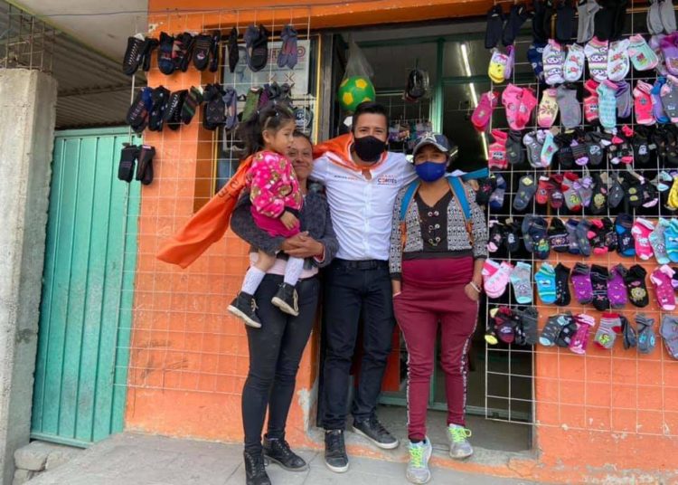 Vestido de superman, candidato de Movimiento Ciudadano hace campaña