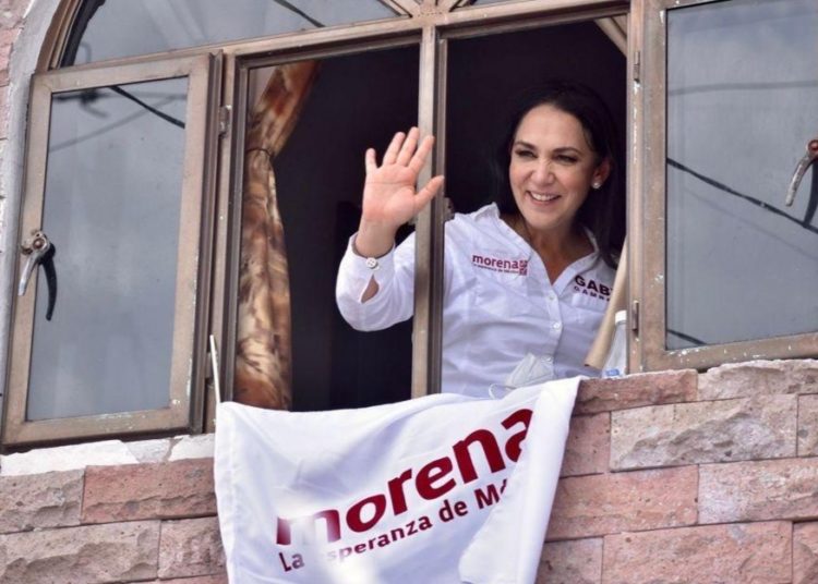 Ahora, la alcaldesa con licencia de Metepec amenaza a un hombre