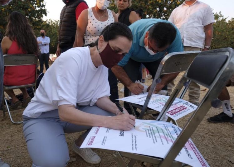 Marcela Michel vuelve con vecinos para firmar compromisos