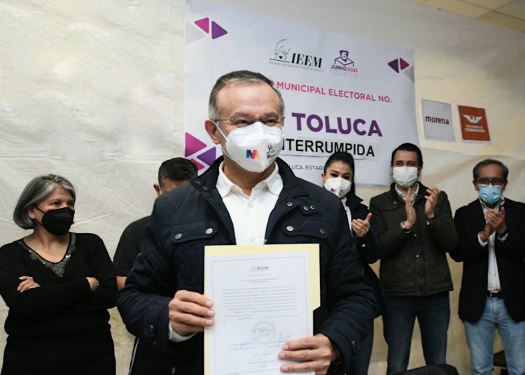 Raymundo Martínez recibe constancia de alcalde electo de Toluca