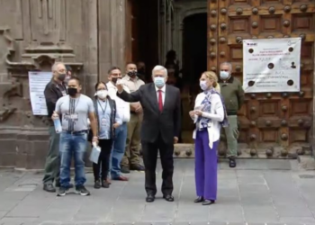 Que viva la democracia, expresa López Obrador tras emitir su voto