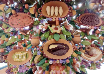 Crean árbol de la vida con temática gourmet