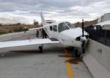 Aterriza avioneta de emergencia en carretera de Guadalajara
