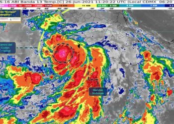 Tormenta Enrique se convierte en huracán y se desplaza por costas de Colima