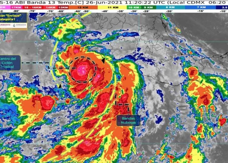 Tormenta Enrique se convierte en huracán y se desplaza por costas de Colima