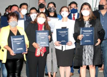 Angélica Moya recibe constancia de mayoría