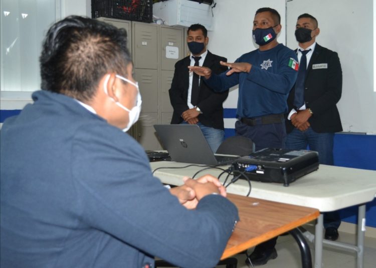 Capacitan en diversos rubros a policías de Solidaridad