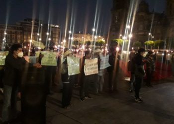 Normalistas prenden antorchas frente a Palacio Nacional