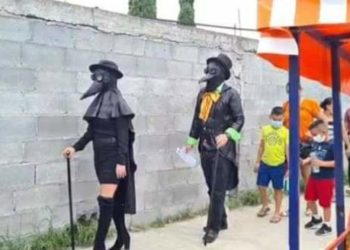 Acuden a vacunarse en Reynosa disfrazados de la época de la Peste Negra