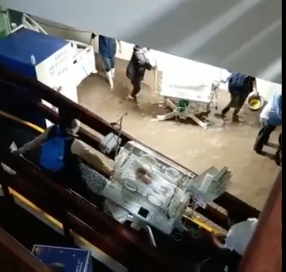 Salud Edomex traslada a pacientes del hospital de Atizapán afectados por las lluvias