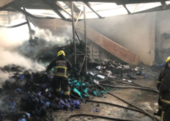 Bomberos controlan incendio en fábrica de colchones de Tultitlán