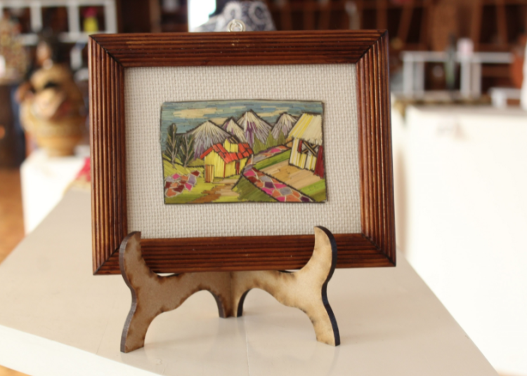 Artesanos mexiquenses rescatan el popotillo, técnica prehispánica para crear cuadros, alhajeros y otros