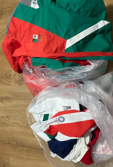 Equipo mexicano de sóftbol tira uniformes a la basura en Tokio