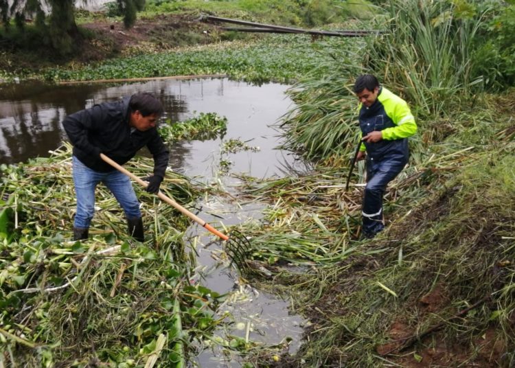 Alcaldías, realizan limpia de canal de Chalco