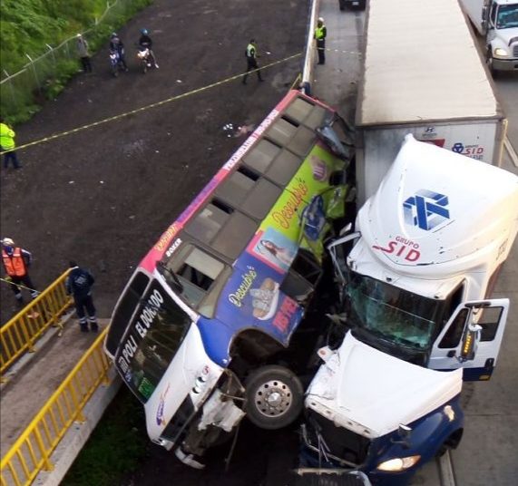 Accidente en la México-Querétaro deja cuatro muertos