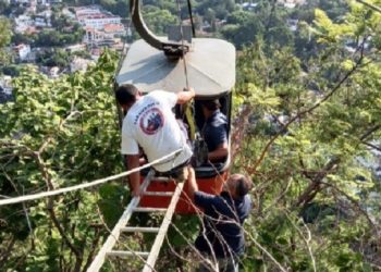 Rescatan a 9 personas atrapadas al romperse un cable de Teleférico en Taxco