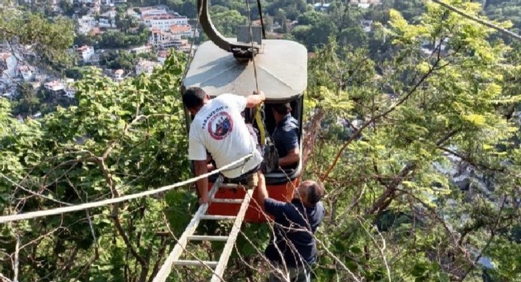 Rescatan a 9 personas atrapadas al romperse un cable de Teleférico en Taxco