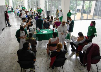 Abarrotan jóvenes de 18 a 29 años primer día de vacunación