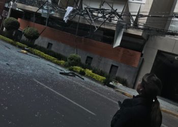 Reportan explosión en edificio de departamentos de la Benito Juárez