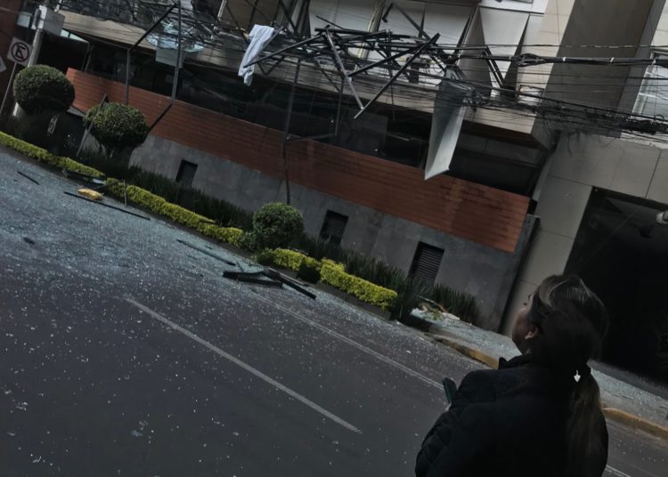 Reportan explosión en edificio de departamentos de la Benito Juárez