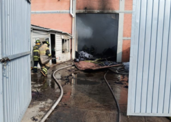 Sofocan incendio en fábrica de colchones de Tlalnepantla