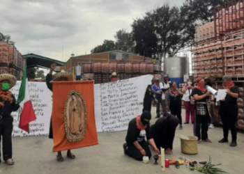 Pueblos nahuas toman planta de Bonafont en Puebla