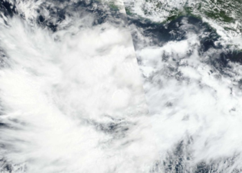 El huracán Nora se localiza a 15 km de las costas de El Roblito, Nayarit